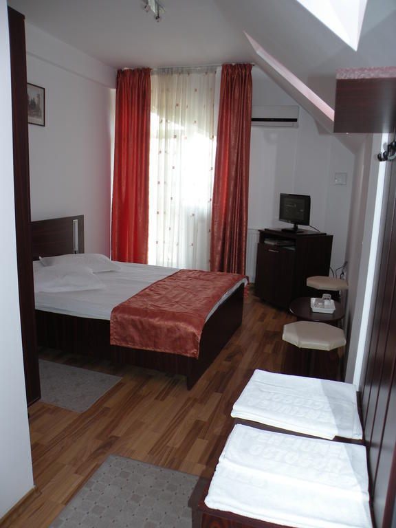 Pensiunea Octogon Piatra Neamt Phòng bức ảnh