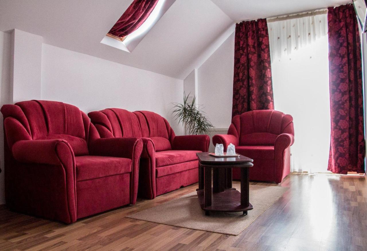 Pensiunea Octogon Piatra Neamt Ngoại thất bức ảnh